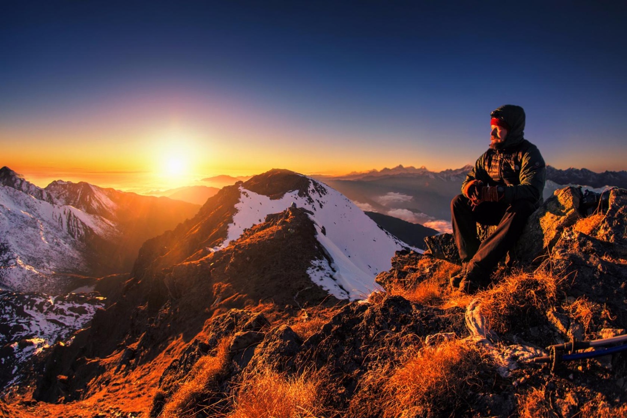 High up in the mountains. Треккинг Лангтанг. Фотосессия в горах. Человек в горах. Рассвет в горах и человек.